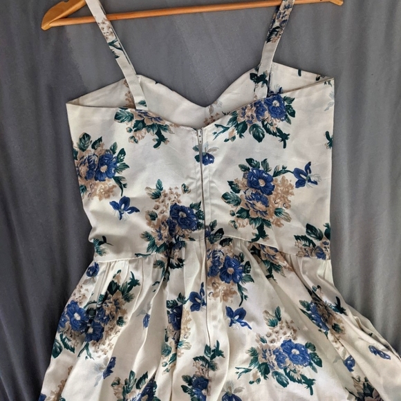 Custom made strappy floral dress (with pockets!) - Picture 3 of 4